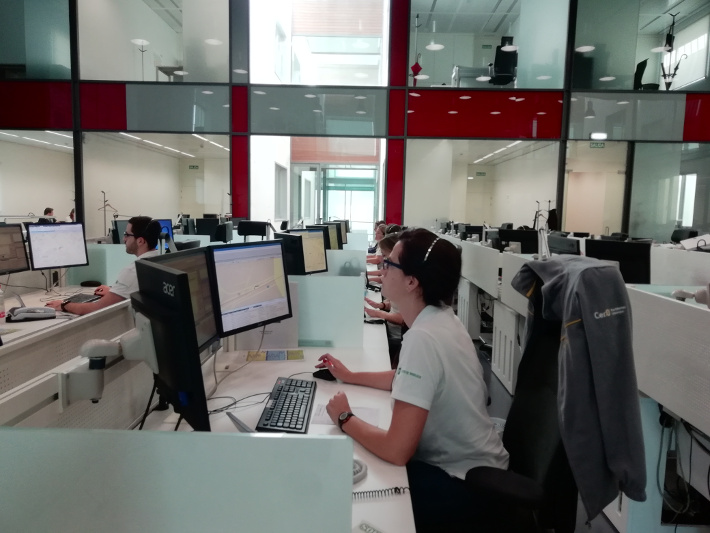 Cuatro heridos leves al salirse su vehículo de la carretera y colisionar contra un guardarraíl en Vélez de Benaudalla